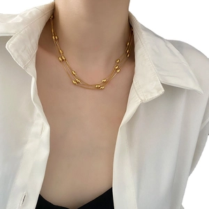 Collana girocollo a tre strati in oro con perle ovali in metallo per un look a strati