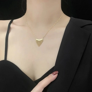 Elegante 18k vergulde titanium stalen ketting met kralenkwastjes gedragen door model