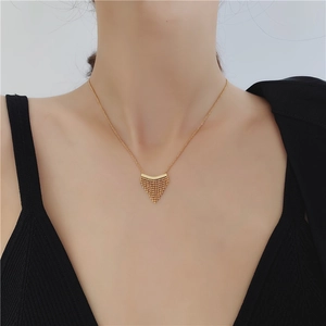 Elegante 18k vergulde titanium stalen V-hanger ketting met kralenkwastjes voor vrouwen