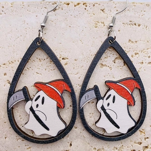 Dettaglio degli orecchini pendenti di Halloween in legno con fantasma e cappello rosso