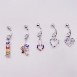 Set de cinco piercings de ombligo en acero inoxidable con colgantes de mariposa y corazón