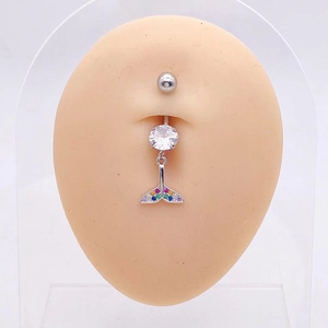 Primer plano detallado de piercing para ombligo de cola de ballena con circonitas