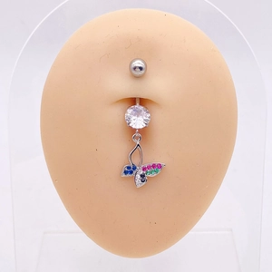 Detalle de piercing para ombligo de mariposa plateada con circonitas de colores