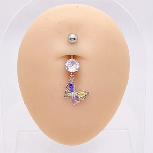 Primer plano de un piercing de ombligo con mariposa y circonitas de colores en un soporte