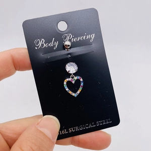 Piercing de ombligo de acero quirúrgico 316L con colgante de corazón de circonitas arcoíris