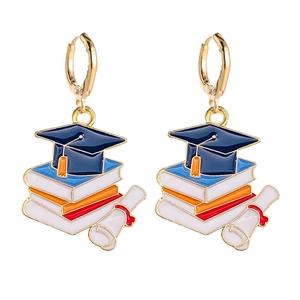 Ohrringe zum Abschluss mit blauem Doktorhut und bunten Büchern an goldenen Haken