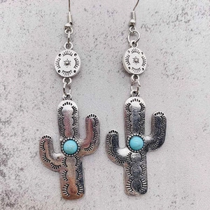 Détail de boucles d'oreilles cactus vintage avec turquoise et finition argent antique