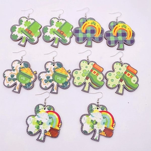 Cinco pares de pendientes trébol San Patricio con estampados madera de trébol y arcoíris