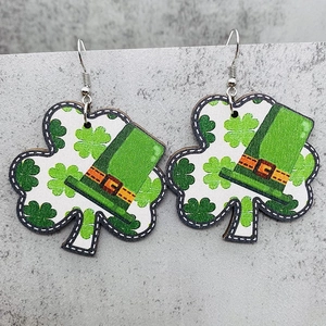 Detalle de pendientes de madera de trébol para San Patricio con estampado de sombrero verde