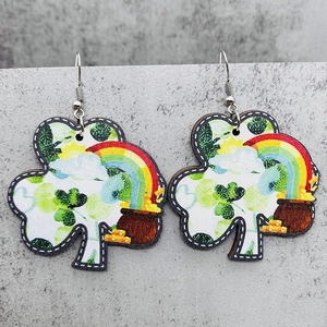 Detalle de pendientes de trébol de madera con estampado de arcoíris para San Patricio