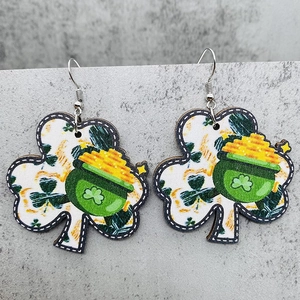 Detalle de aretes de madera de trébol con estampado de olla de oro para San Patricio