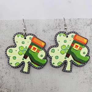 Pendientes de madera de trébol para San Patricio con botas de duende verde y dibujos