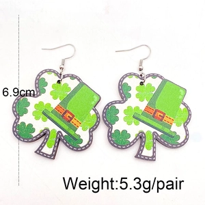 Pendientes de trébol de madera para San Patricio con estampados de sombrero verde, 6,9 cm