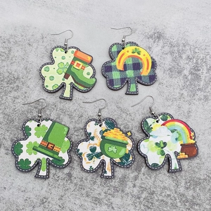 Pendientes de madera de trébol de San Patricio con estampados de arcoíris y sombrero