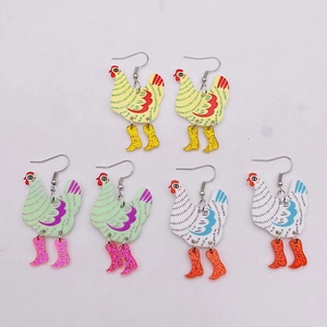 Vue détaillée de trois paires de boucles d'oreilles coq en acrylique avec bottes à paillettes