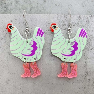 Boucles d'oreilles coq en acrylique avec bottes roses à paillettes sur fond pierre