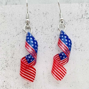 Pendientes de acrílico en espiral con patrón de bandera de EE. UU. para el Día de Independencia