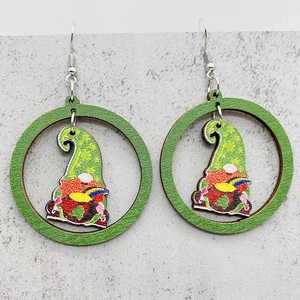 Pendientes de madera de gnomo navideño con marcos redondos verdes y diseño festivo