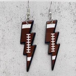 Vue détaillée de boucles d'oreilles éclair en acrylique avec motif de football américain