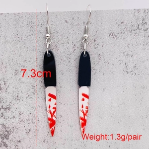 Detailoverzicht van bebloede mesoorbellen met 7.3cm lengte en 1.3g licht ontwerp