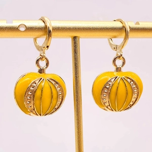 Vista detallada de aretes de calabaza con baño de oro y diamantes de imitación