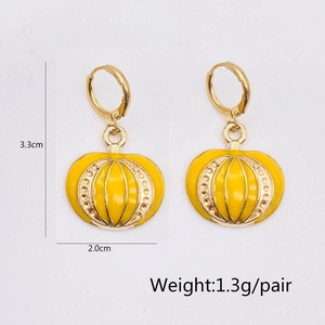 Detalle de los pendientes de calabaza en esmalte amarillo con acabado dorado