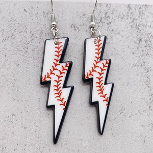 Détail de boucles d'oreilles éclair en acrylique avec motif de baseball et crochets argent