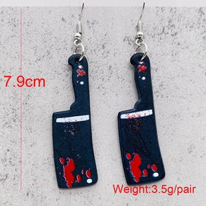 Detailweergave van de 7,9 cm Halloween messen oorbellen van acryl met rode bloedspetters