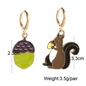 Pendientes asimétricos de ardilla y bellota en esmalte dorado para el Día de Acción