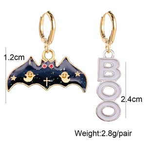 Pendientes asimétricos de Halloween con murciélago y letras BOO en aleación dorada