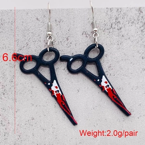Macro-opname van bebloede acryl mes oorbellen met details van 6,6cm lengte en 2,0g gewicht