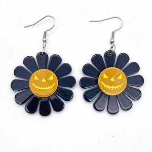 Ακρυλικά σκουλαρίκια Halloween με μαύρα λουλούδια και σχέδιο κίτρινης κολοκύθας