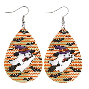 Détail de boucles d'oreilles Halloween en forme de larme avec fantômes et crochets