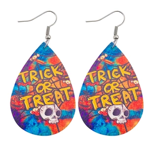 Détail de boucles d'oreilles Halloween en forme de goutte avec motif crâne graffiti