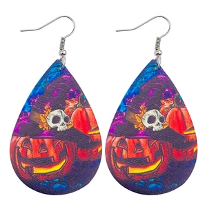 Détail de boucles d'oreilles Halloween avec texture cuir et motifs de citrouilles