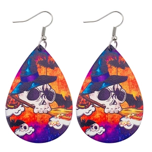 Détail de boucles d'oreilles Halloween en forme de larme avec crâne et chapeau de sorcière