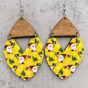 Pendientes de madera navideños con diseños de Papá Noel y colgantes de corazón