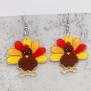 Vista detallada de los pendientes de pavo de acrílico con colores festivos de otoño