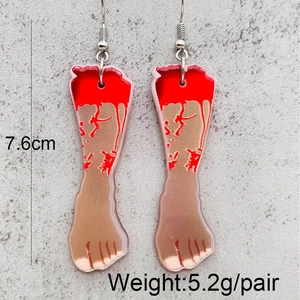 Boucles d'oreilles Halloween en acrylique en forme de pieds coupés avec du sang