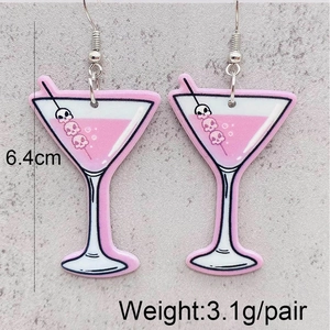 Boucles d'oreilles cocktail d'Halloween avec liquide rose et motifs de crânes