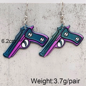 Détail des boucles d'oreilles pistolet en acrylique violet de 6,2 cm avec motif crâne