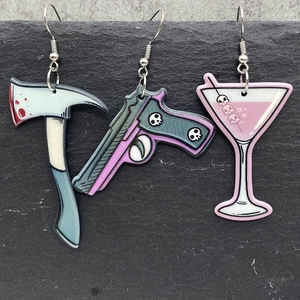 Détails de boucles d'oreilles d'Halloween en acrylique avec hache, pistolet et verre de fête
