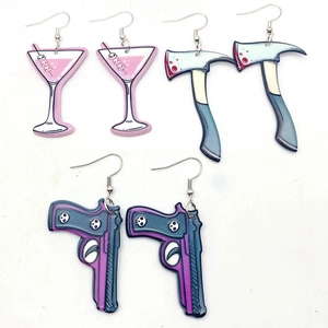 Set de boucles d'oreilles d'Halloween en acrylique avec martini, hache et pistolet