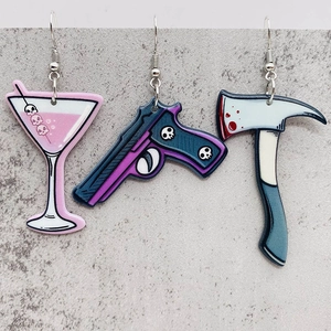 Boucles d'oreilles Halloween en acrylique avec hache ensanglantée, pistolet et cocktail