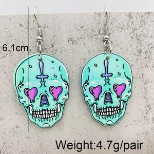 Detailansicht der mintgrünen Acryl-Totenkopf-Ohrringe mit lila Herzen und Größenangabe