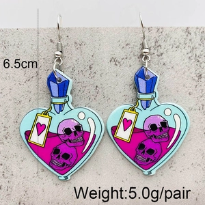 Detail von Giftflaschen-Ohrringen mit lila Totenkopf und rosa Flüssigkeit, 6,5 cm