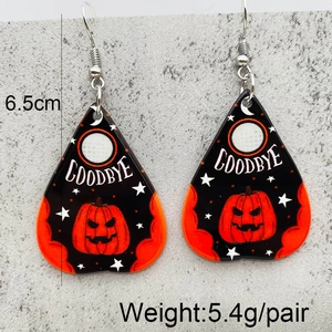 Detailansicht der Halloween-Ohrringe aus Acryl mit Kürbis-Design und 6,5 cm Längenangabe