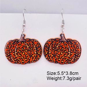 Détail des boucles d'oreilles citrouille en acrylique léopard, taille 5,5x3,8cm et 7,3g