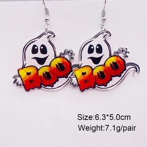 Detail van Halloween spook oorbellen van acryl met oranje BOO letters en oorhaakjes