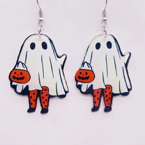 Detail van Halloween-oorbellen van acryl met spookmotief, pompoen en stippenpatroon